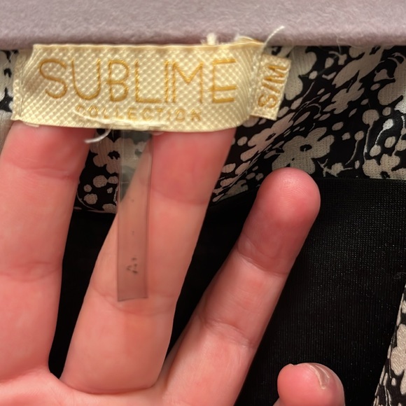 Cute flowy floral dress, a little longer than knee length - Picture 5 of 6